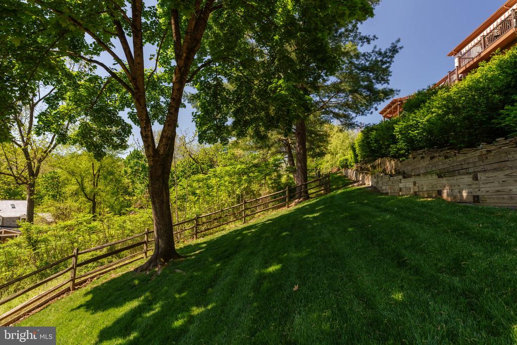 1533 BRIAR HILL ROAD