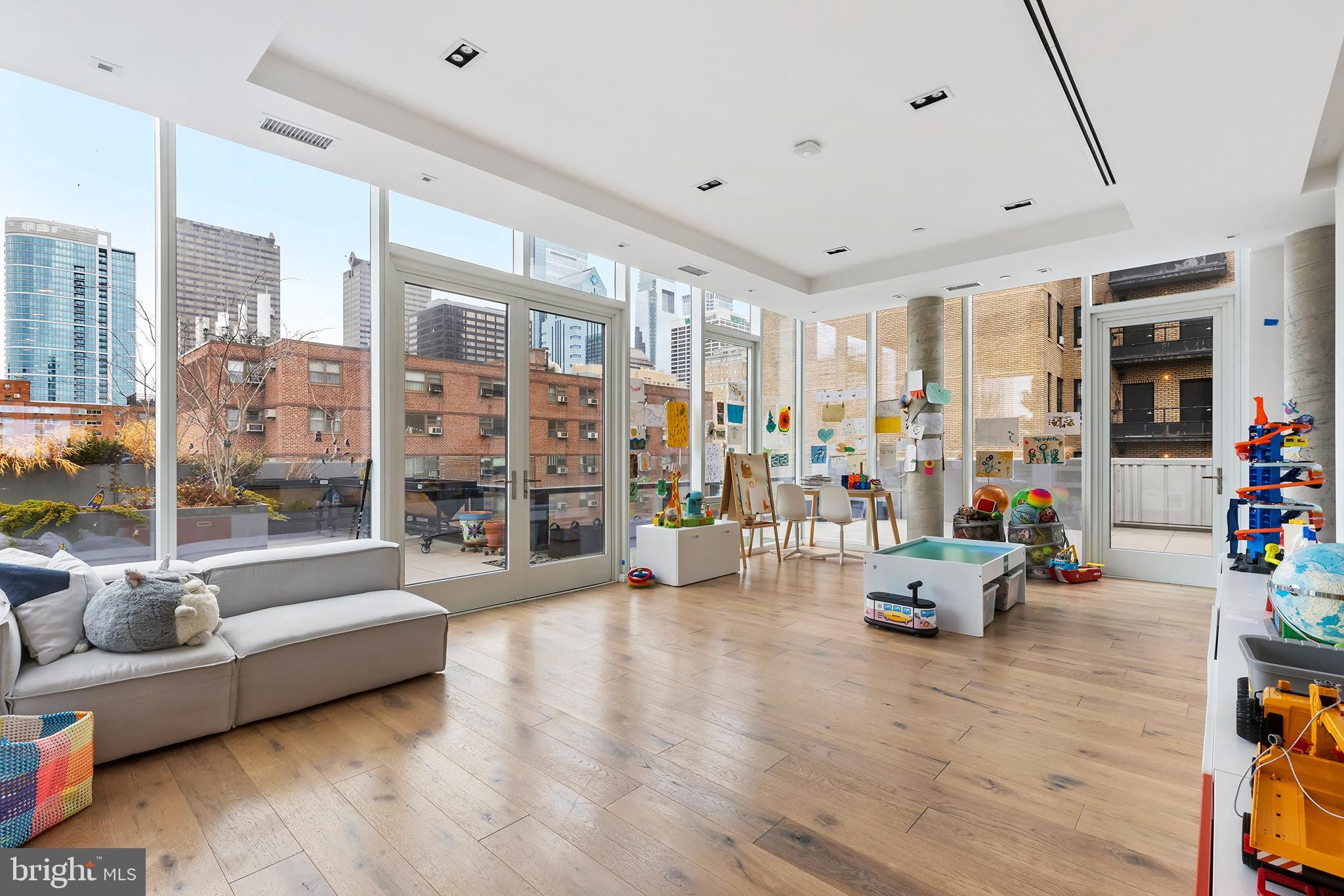 2108-10 Walnut St #Ph