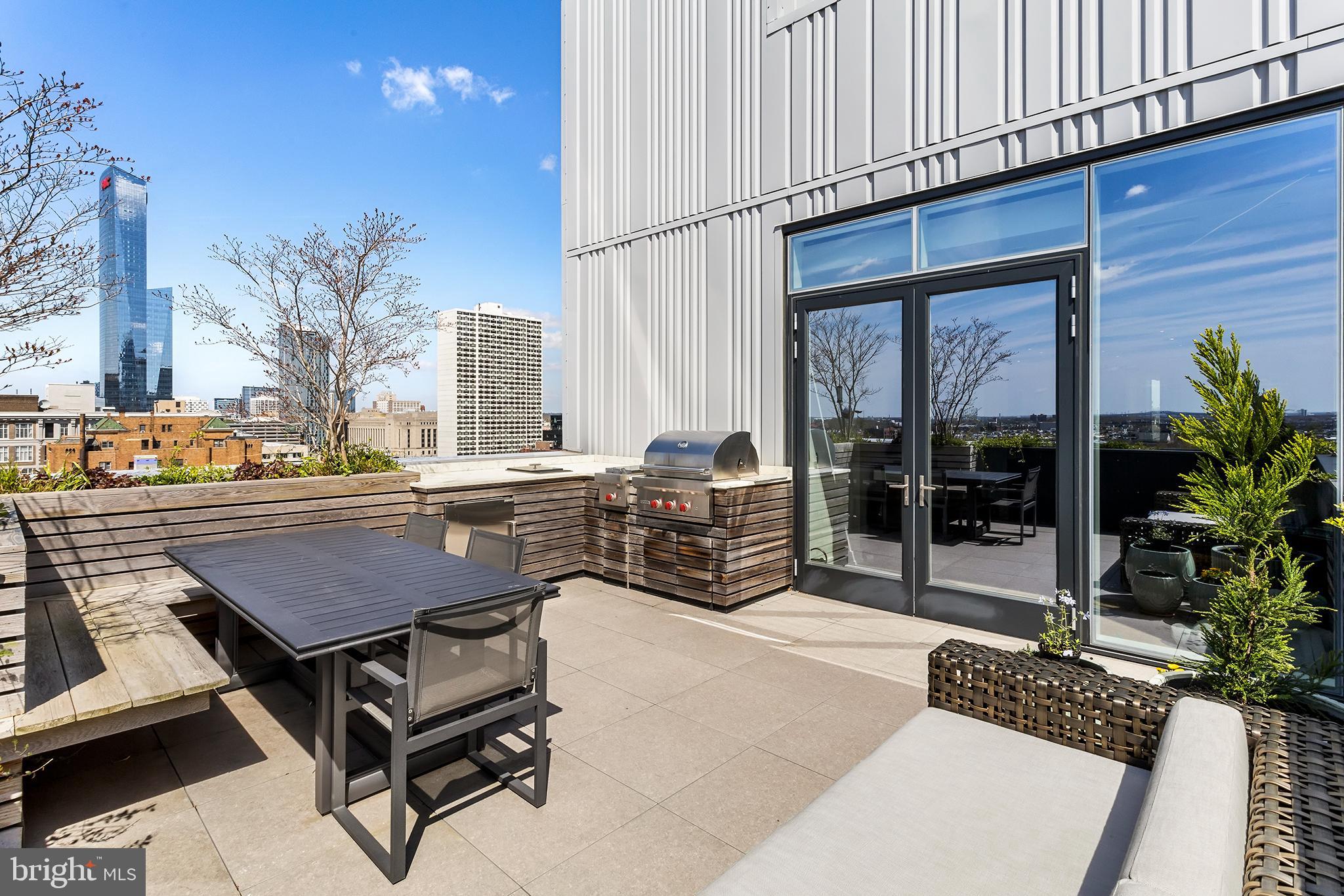 2108-10 Walnut St #Ph