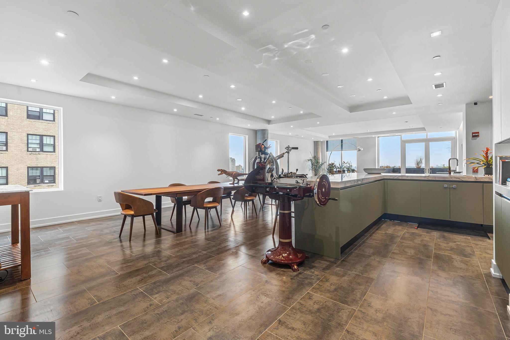 2108-10 Walnut St #Ph