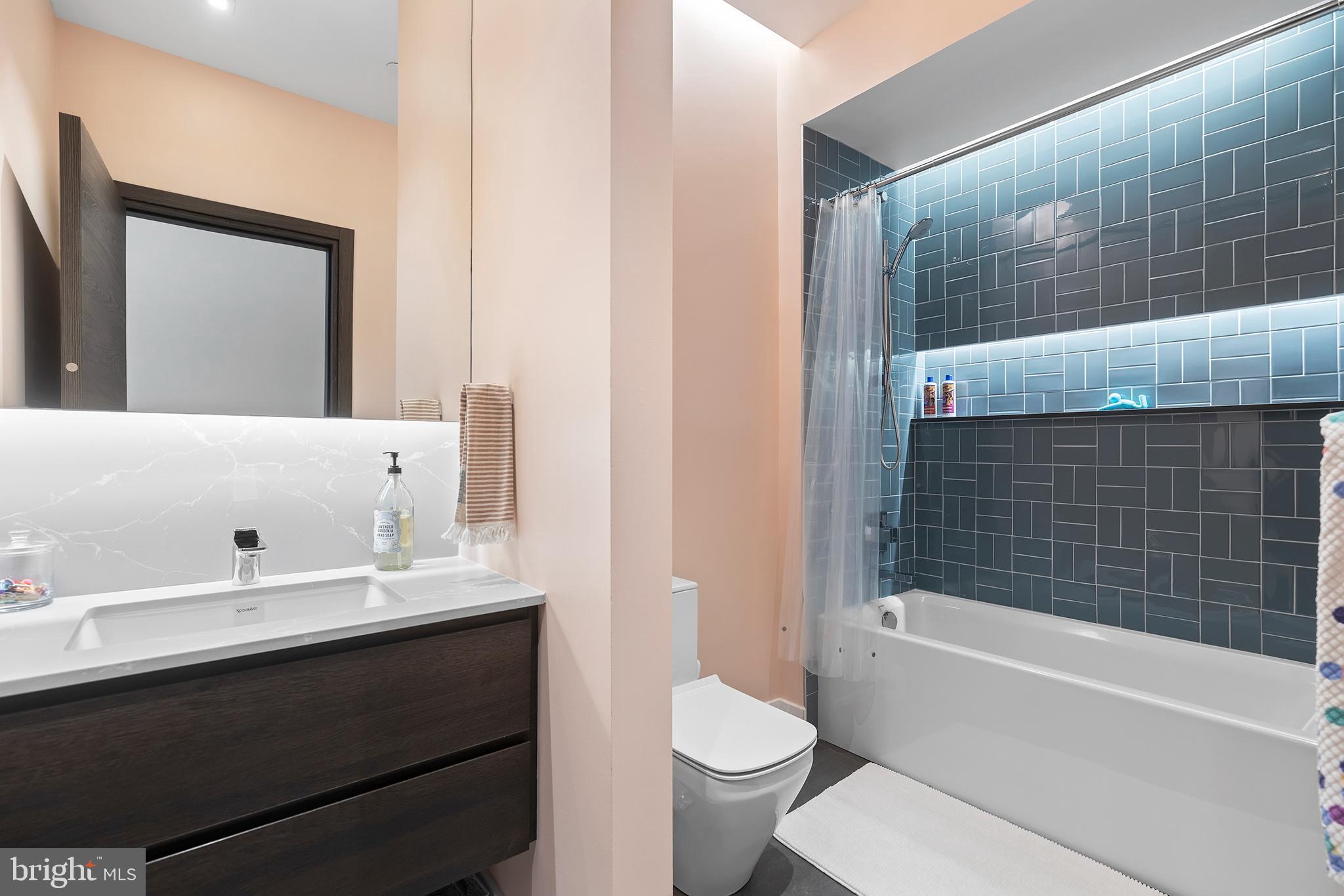 2108-10 Walnut St #Ph