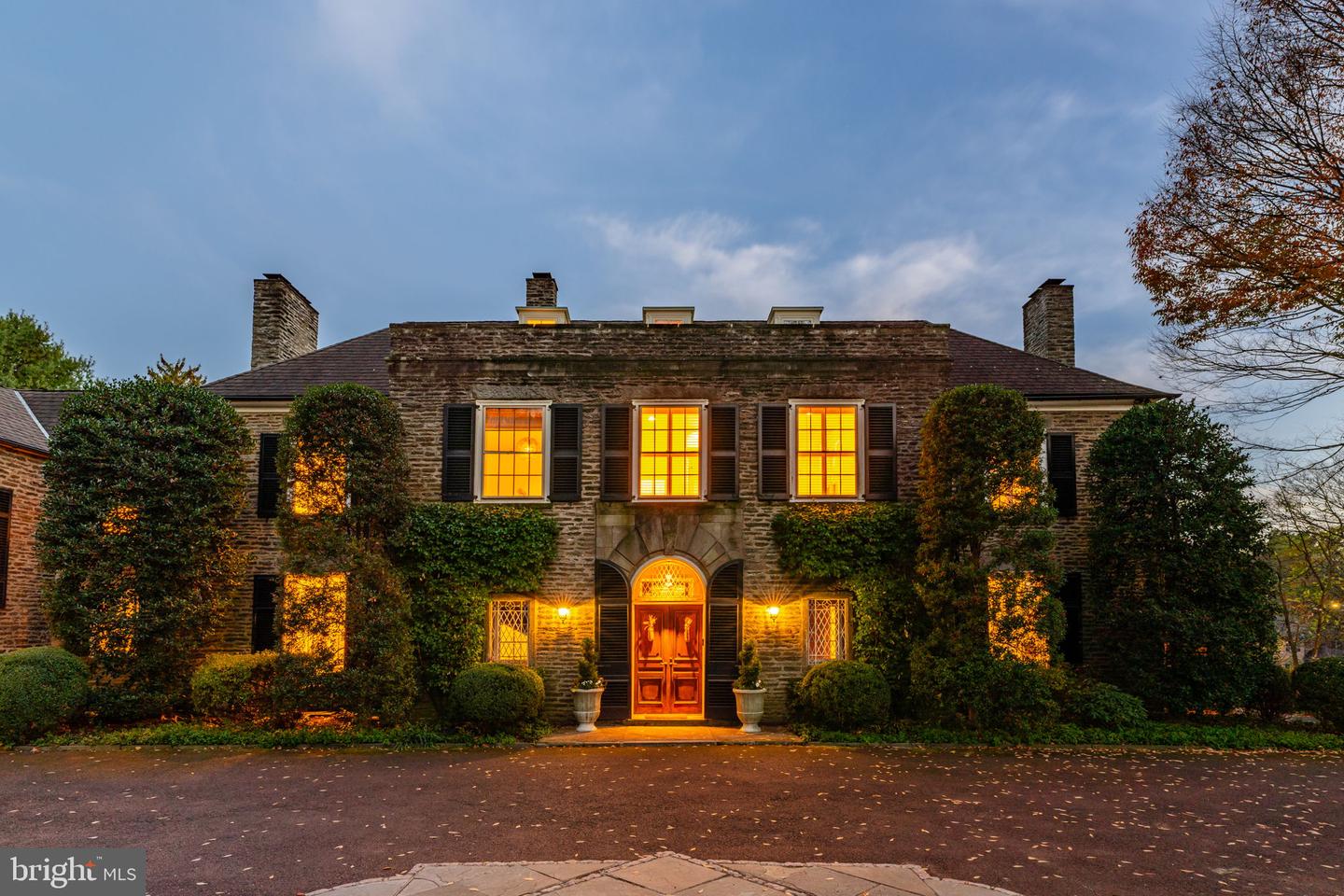 440 W Mermaid Ln