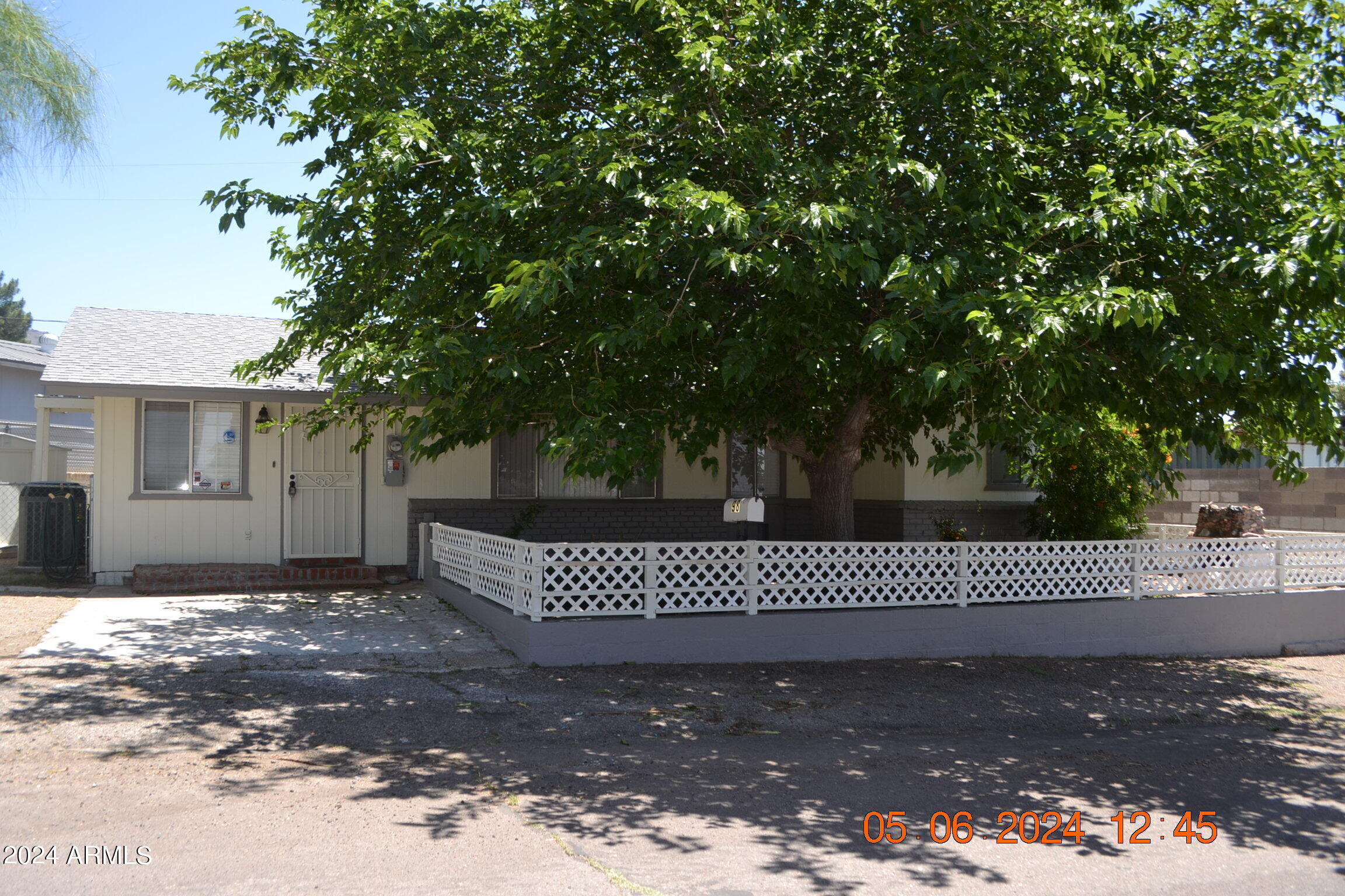 98 W SMOCK Avenue