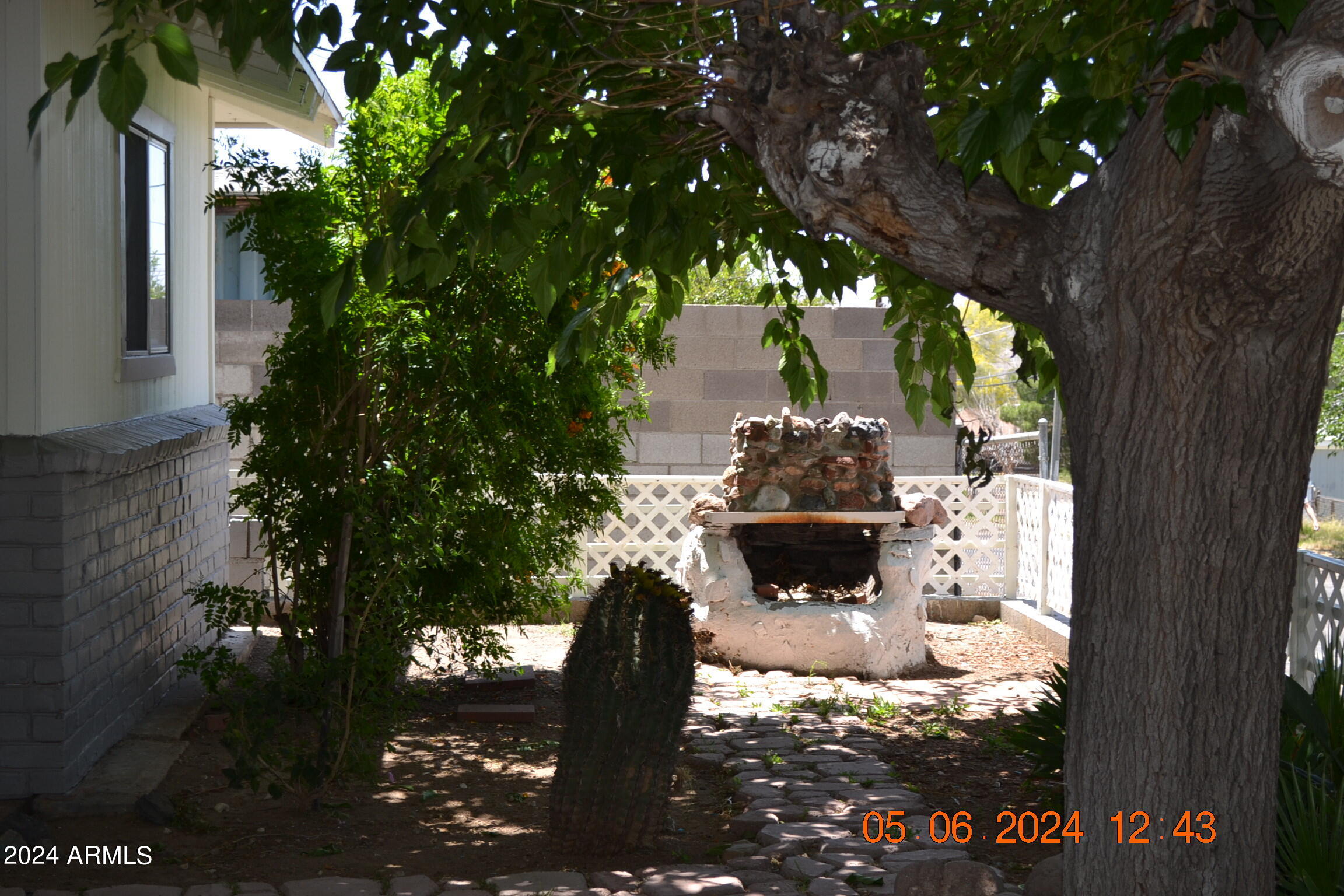 98 W SMOCK Avenue