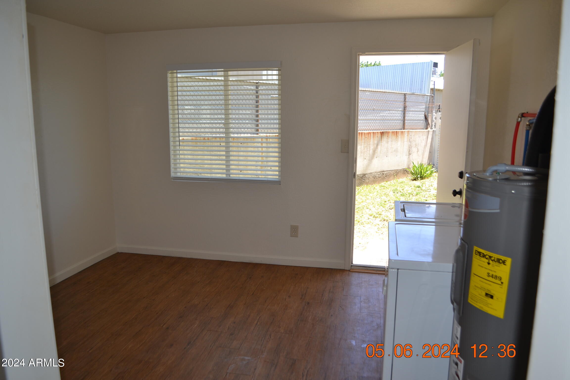 98 W SMOCK Avenue