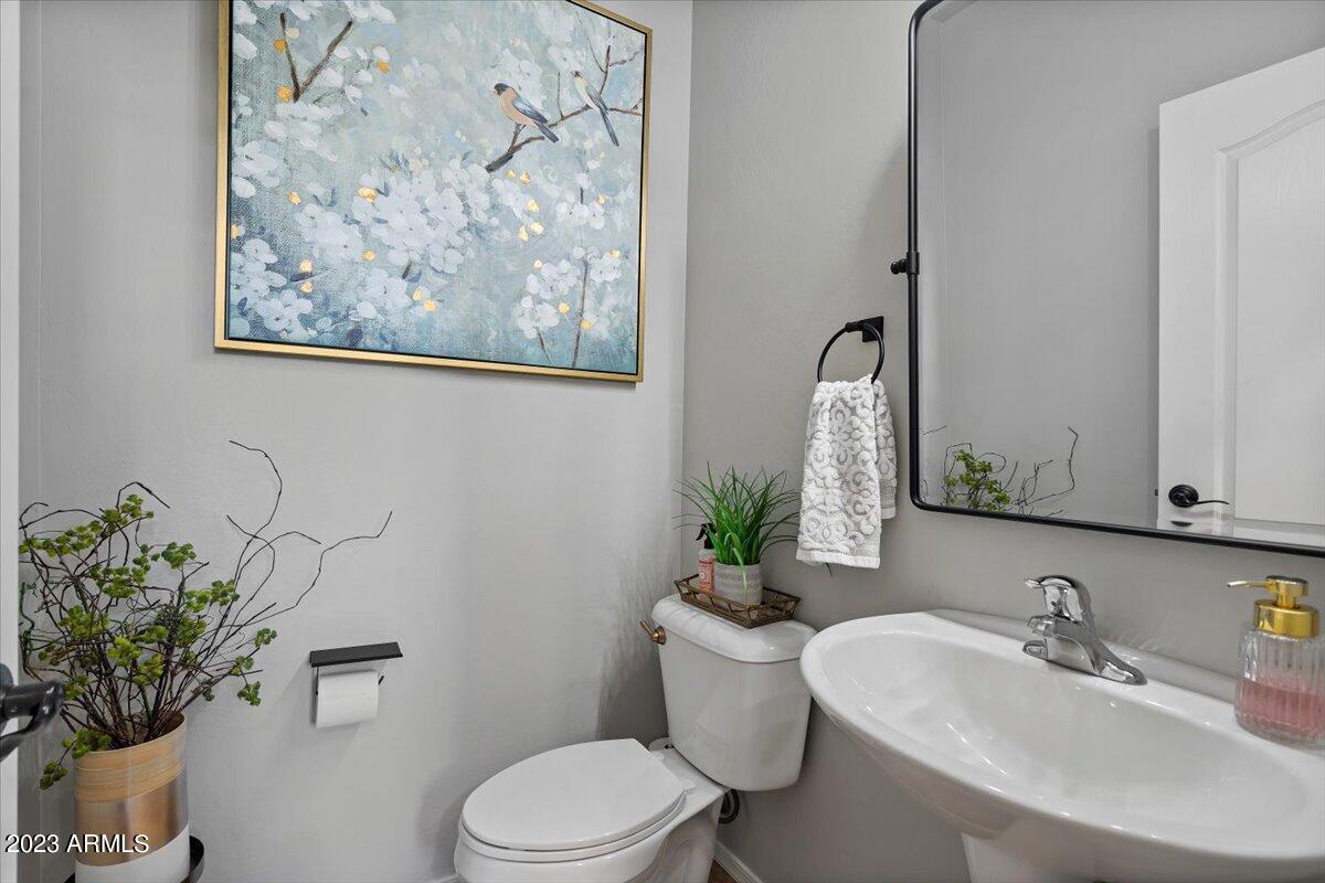 2087 E HAZELTINE Way