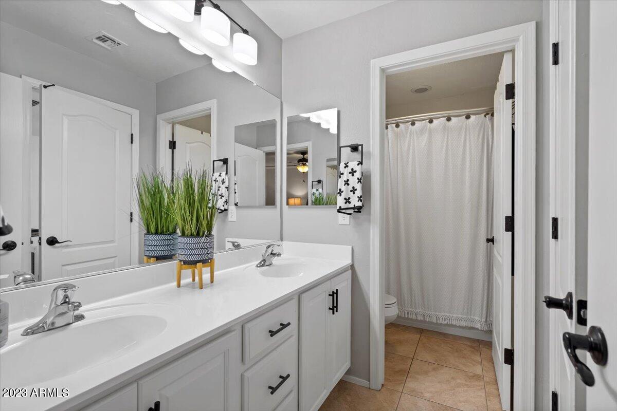 2087 E HAZELTINE Way