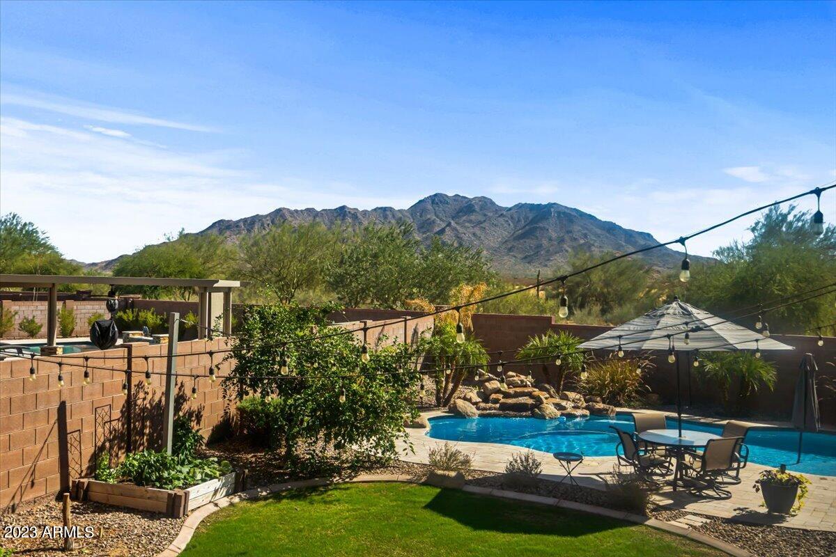 2087 E HAZELTINE Way