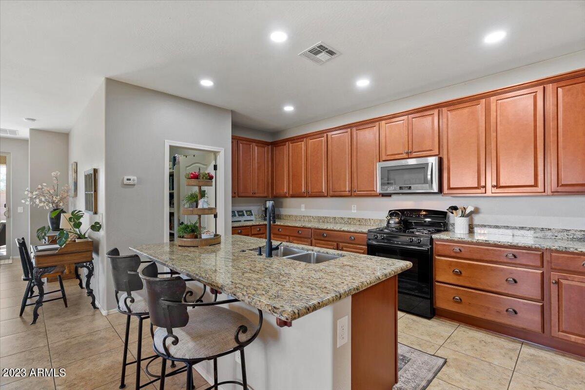 2087 E HAZELTINE Way