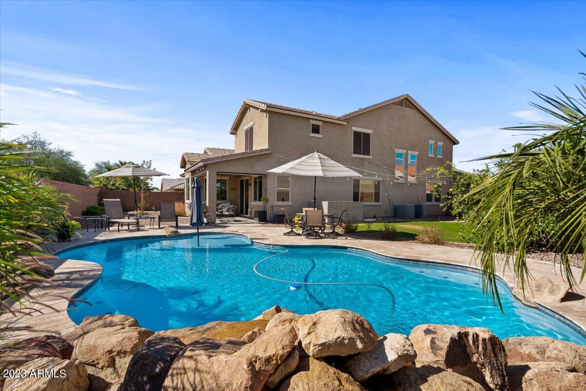 2087 E HAZELTINE Way