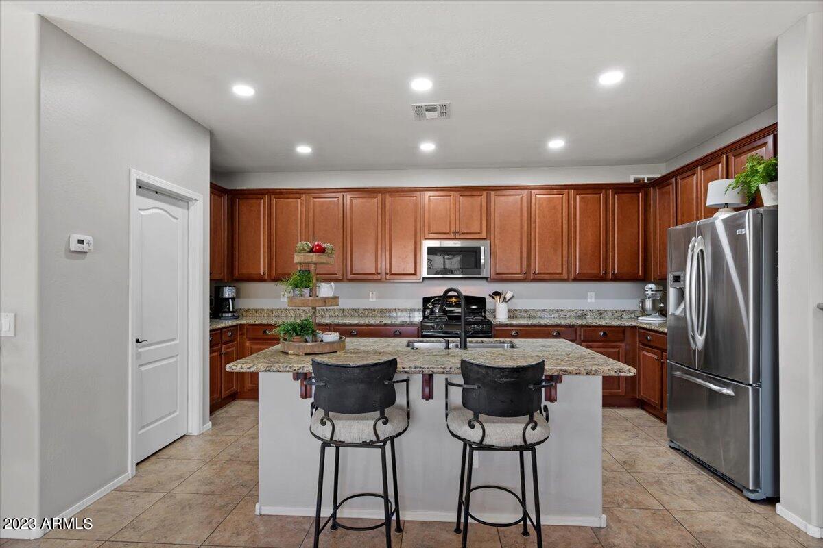 2087 E HAZELTINE Way