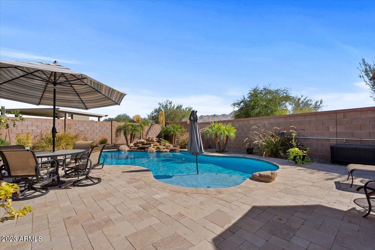 2087 E HAZELTINE Way