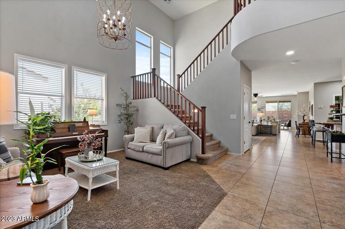 2087 E HAZELTINE Way