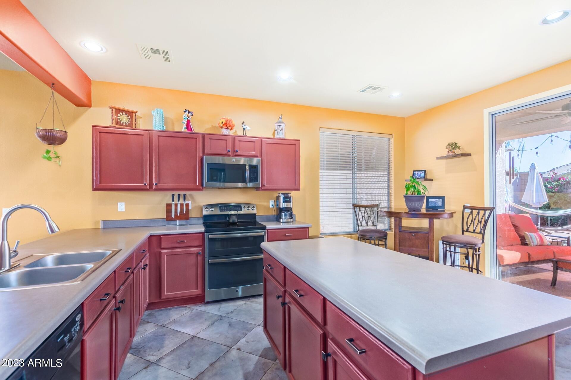 7065 E LINDNER Avenue