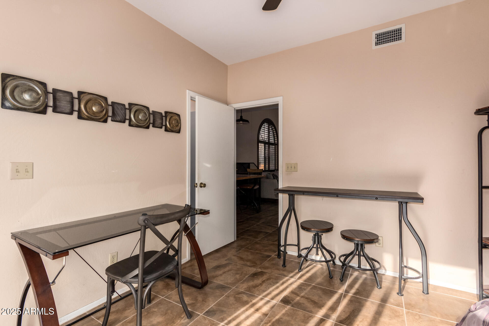 500 N ROOSEVELT Avenue, 118