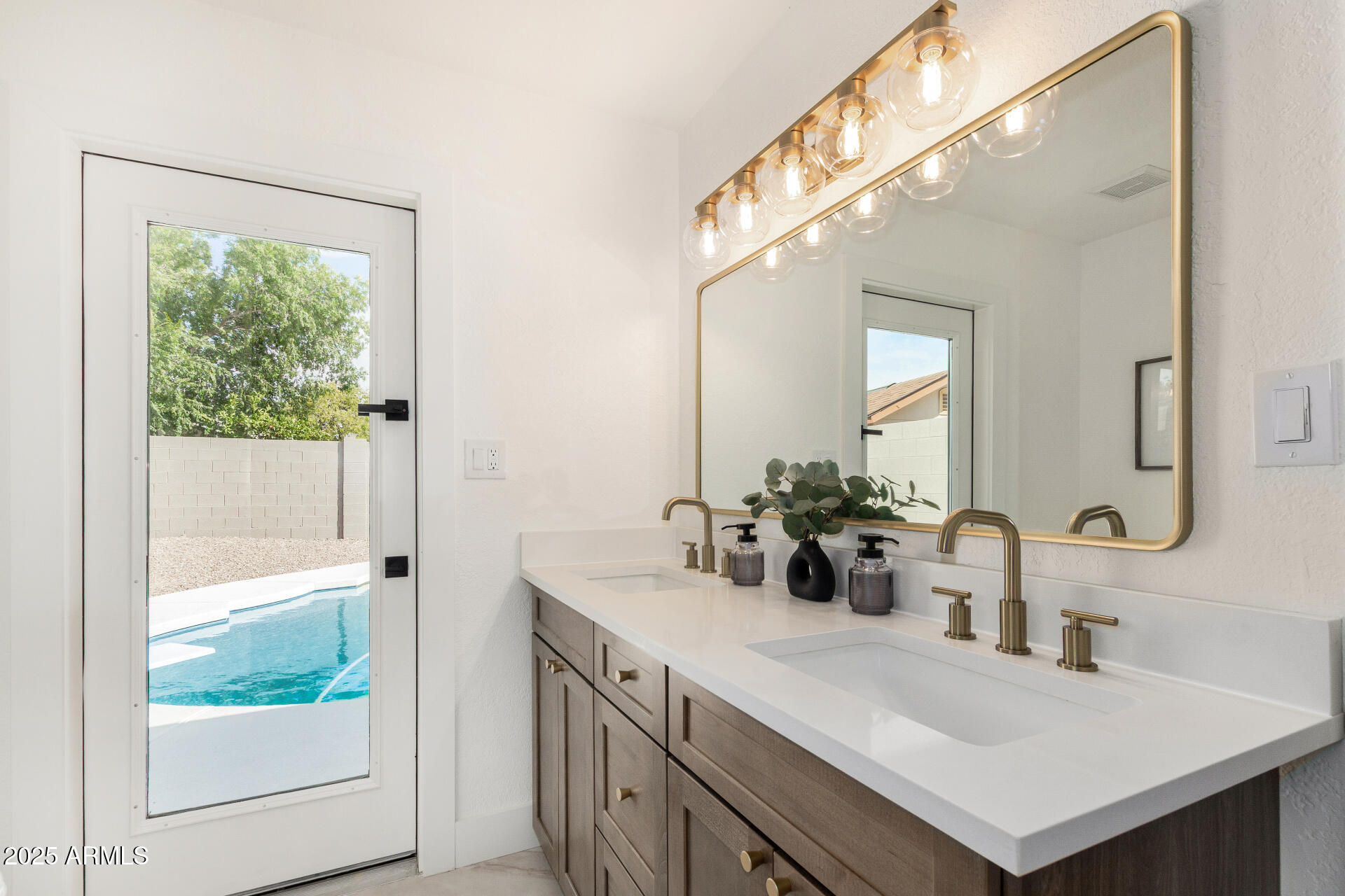 2807 W ROSEWOOD Drive