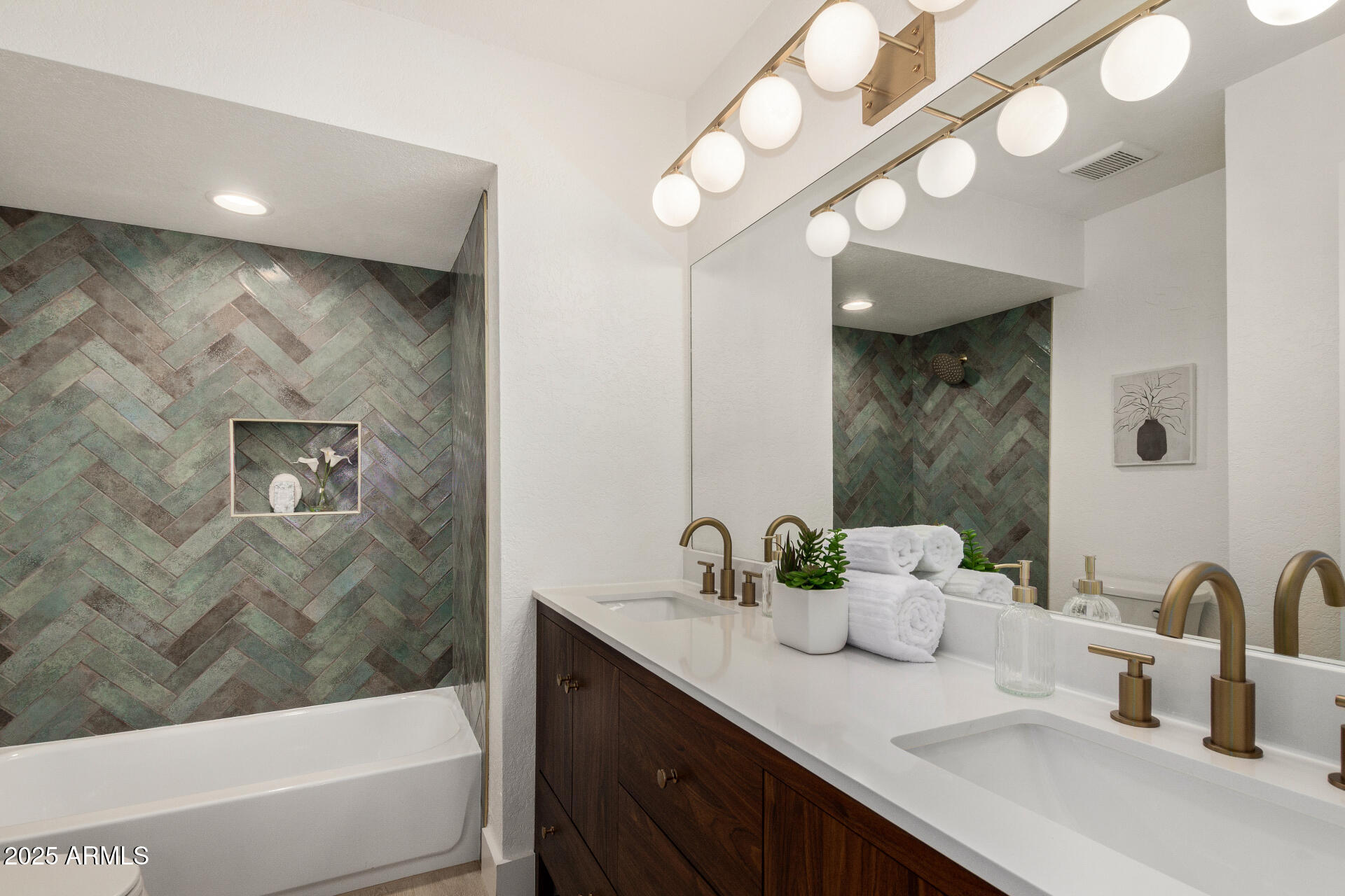 2807 W ROSEWOOD Drive