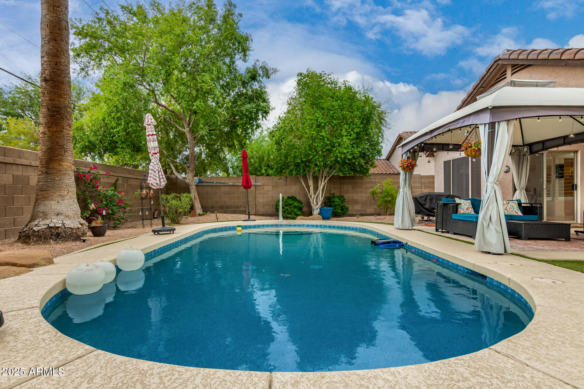 1053 W WASHINGTON Avenue