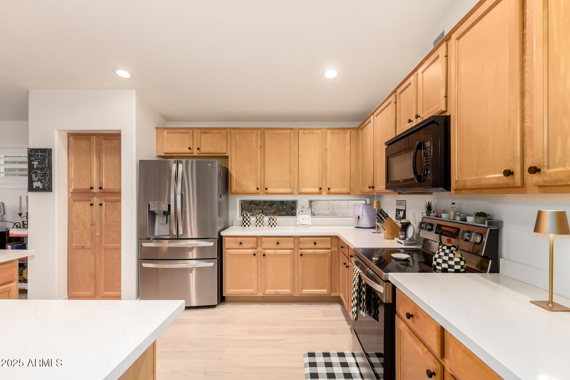 1053 W WASHINGTON Avenue