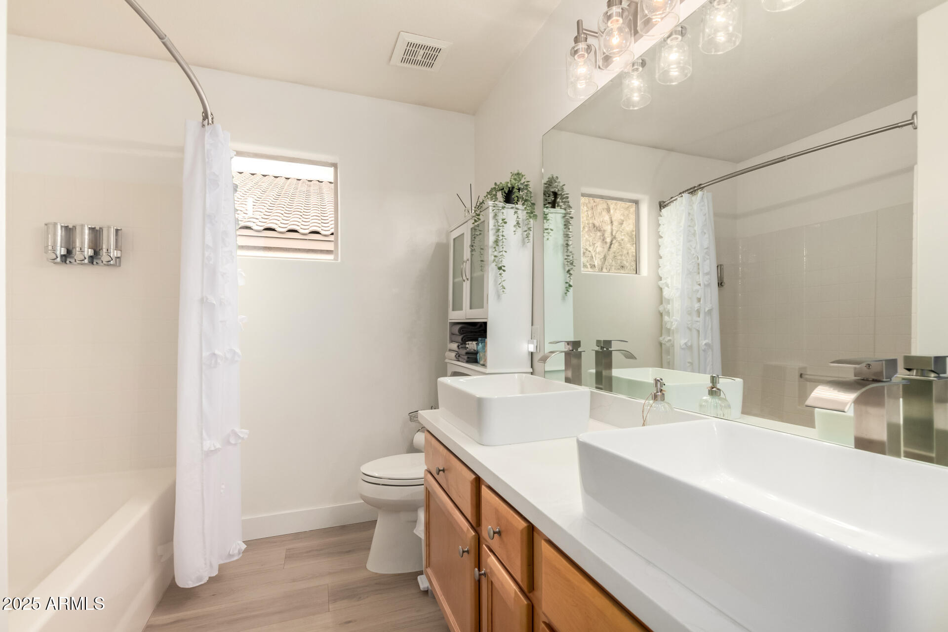 1053 W WASHINGTON Avenue