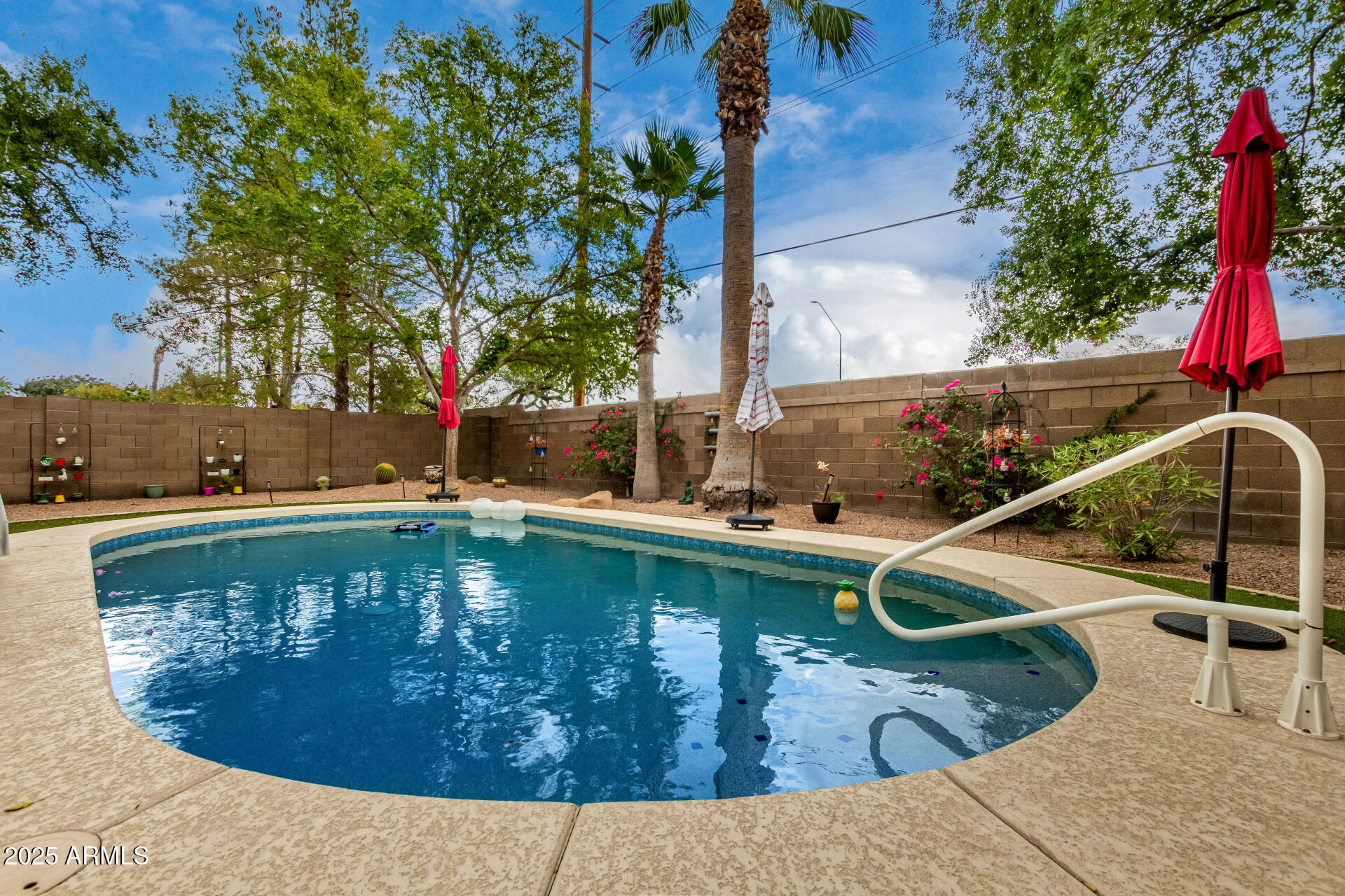 1053 W WASHINGTON Avenue