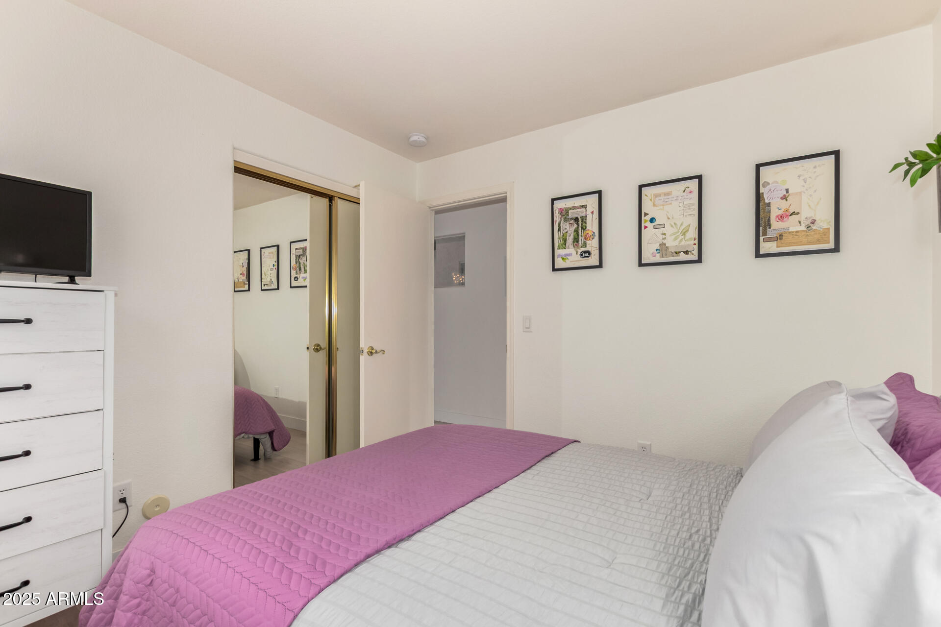 1053 W WASHINGTON Avenue