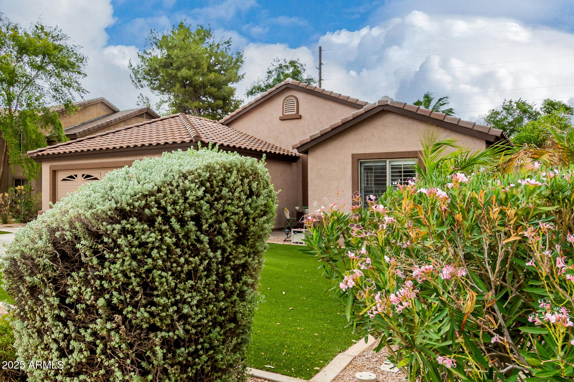 1053 W WASHINGTON Avenue