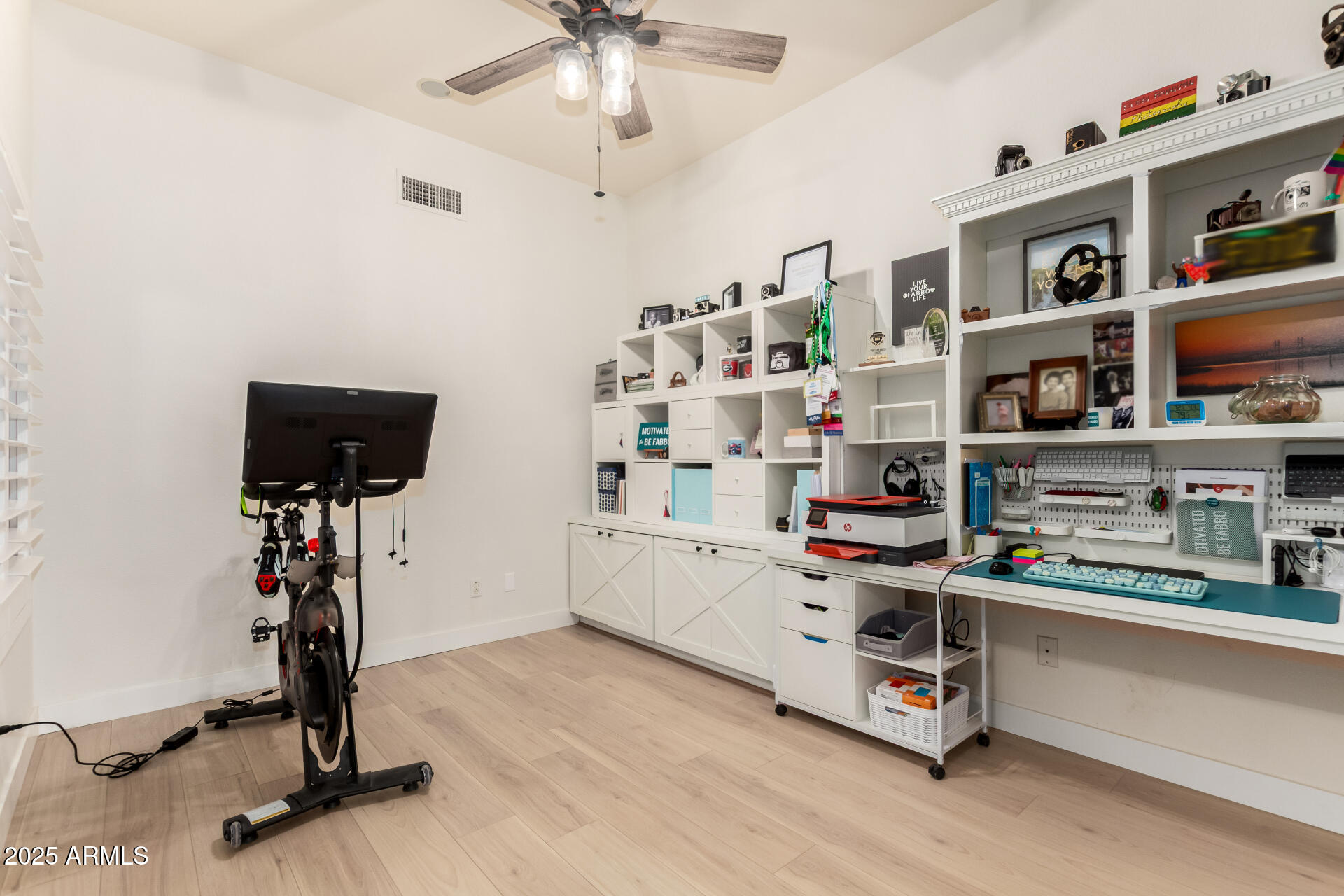 1053 W WASHINGTON Avenue