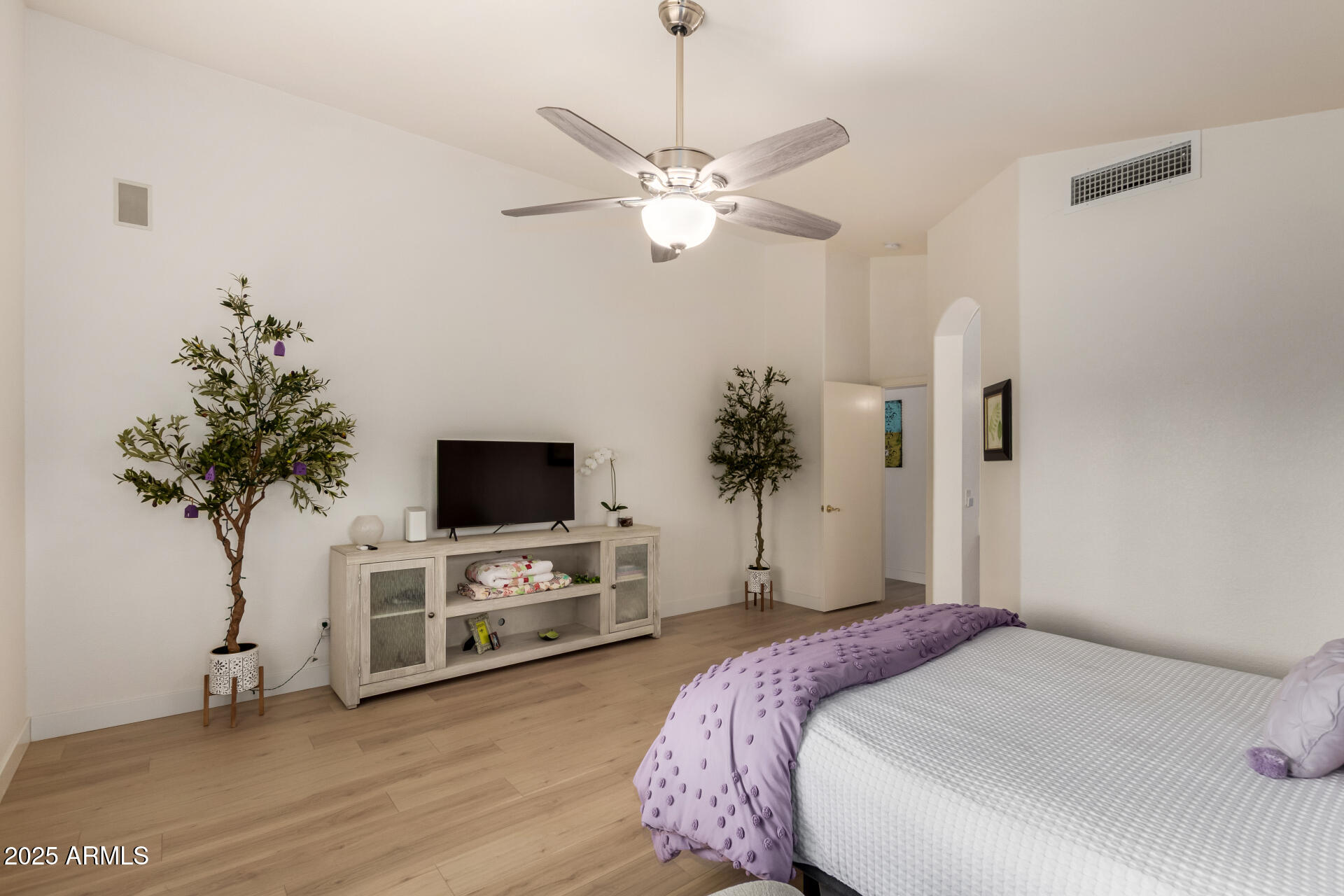 1053 W WASHINGTON Avenue