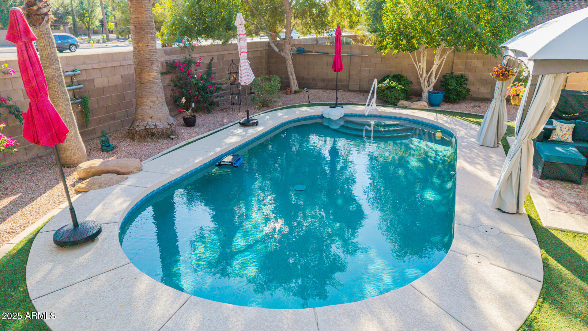 1053 W WASHINGTON Avenue