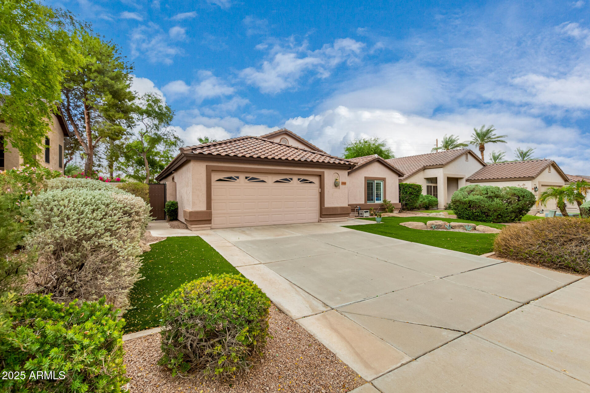 1053 W WASHINGTON Avenue