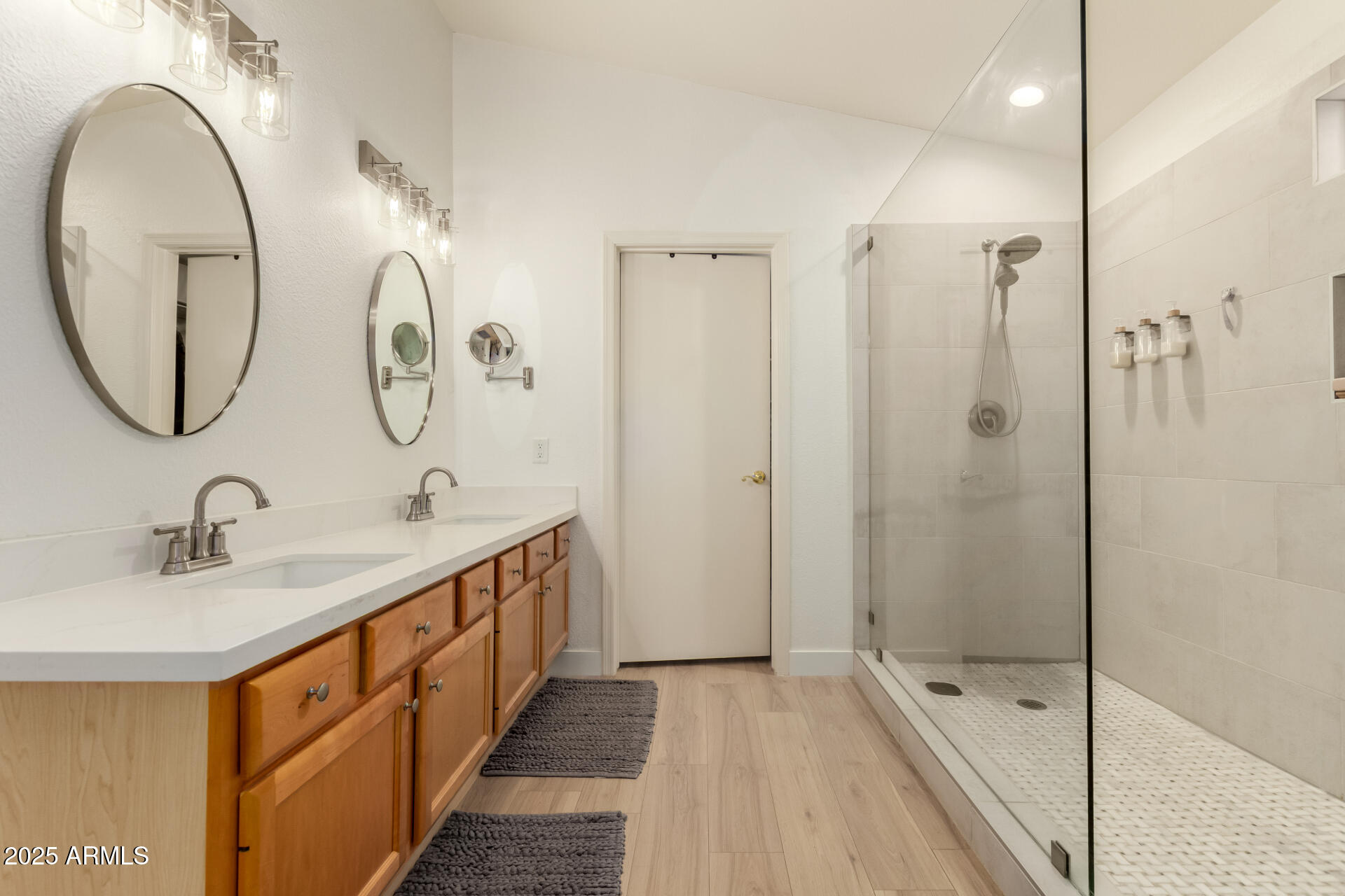 1053 W WASHINGTON Avenue