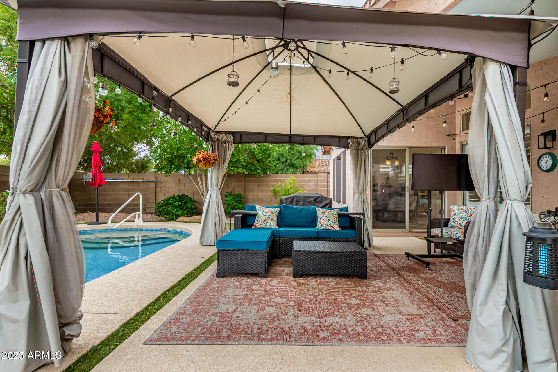 1053 W WASHINGTON Avenue