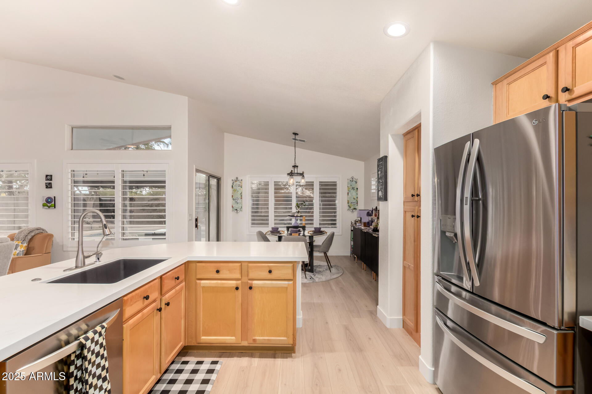 1053 W WASHINGTON Avenue