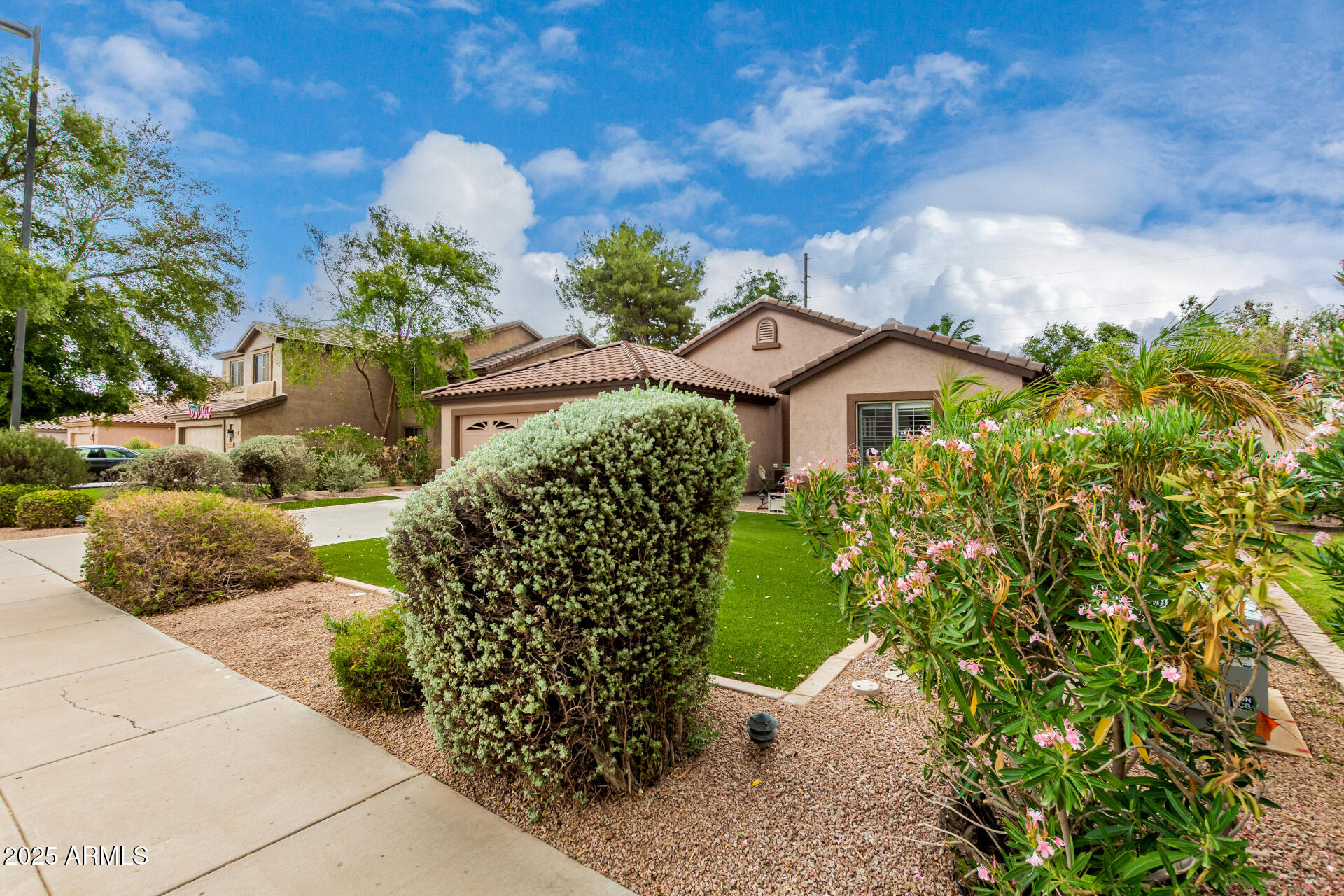 1053 W WASHINGTON Avenue