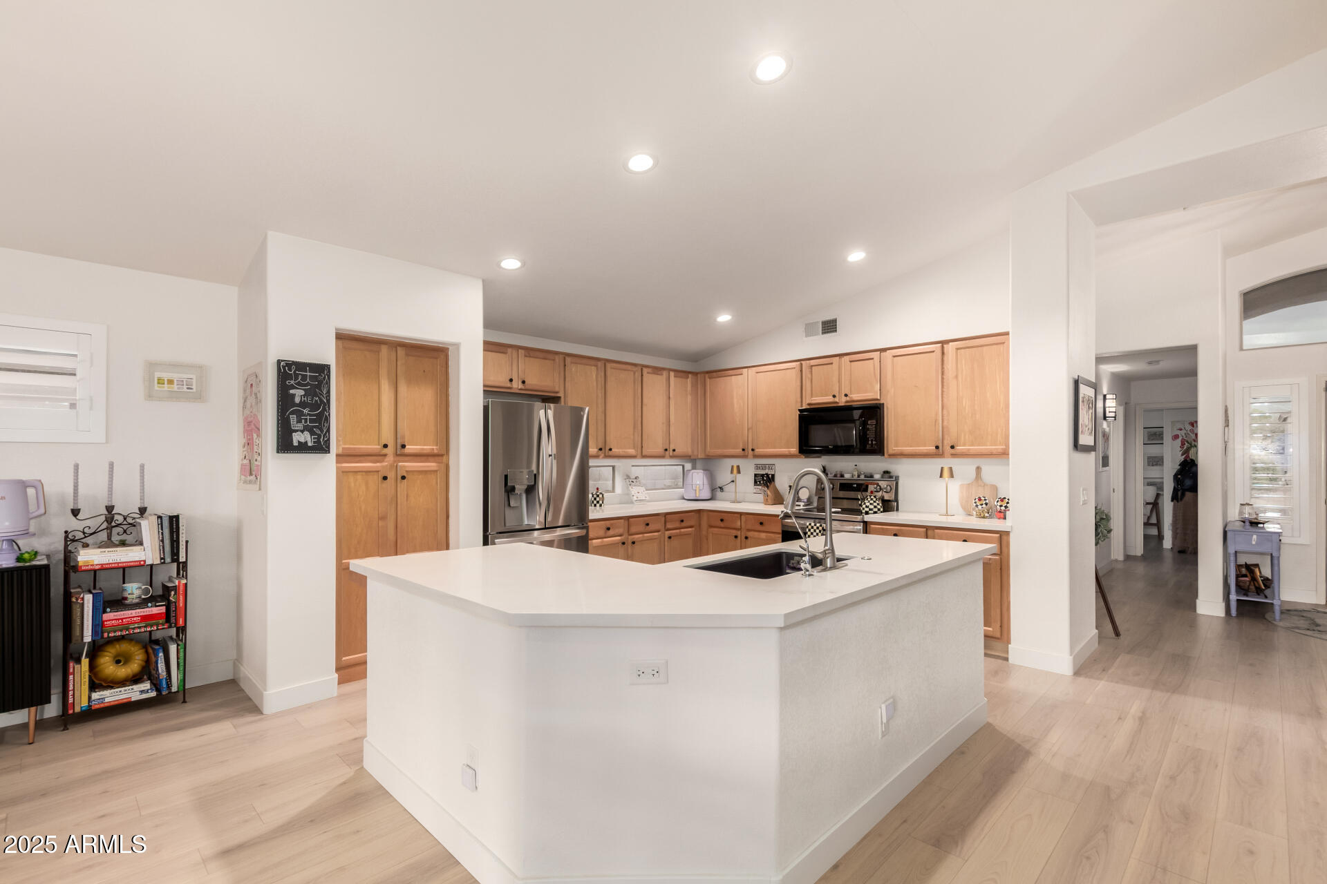 1053 W WASHINGTON Avenue