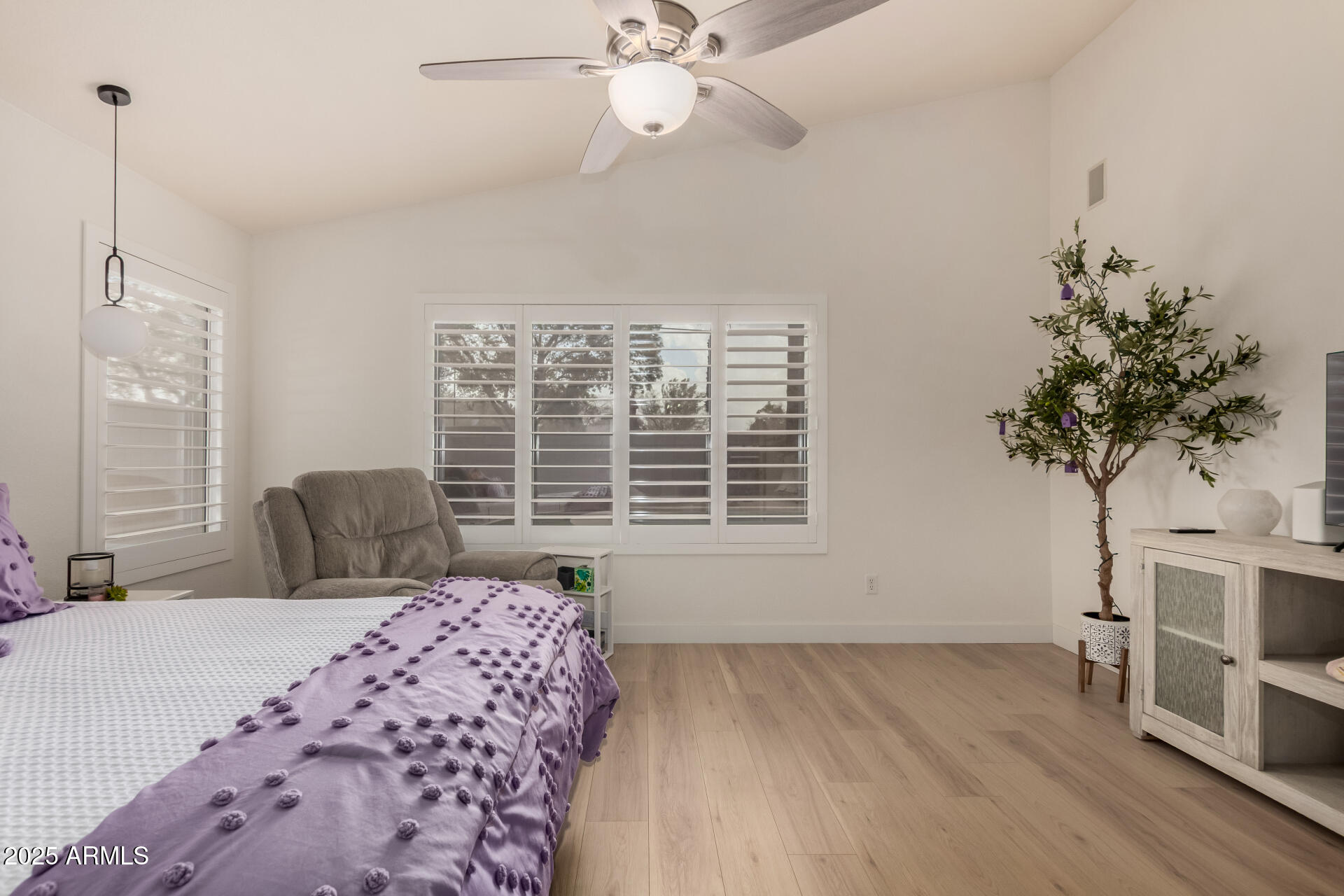 1053 W WASHINGTON Avenue