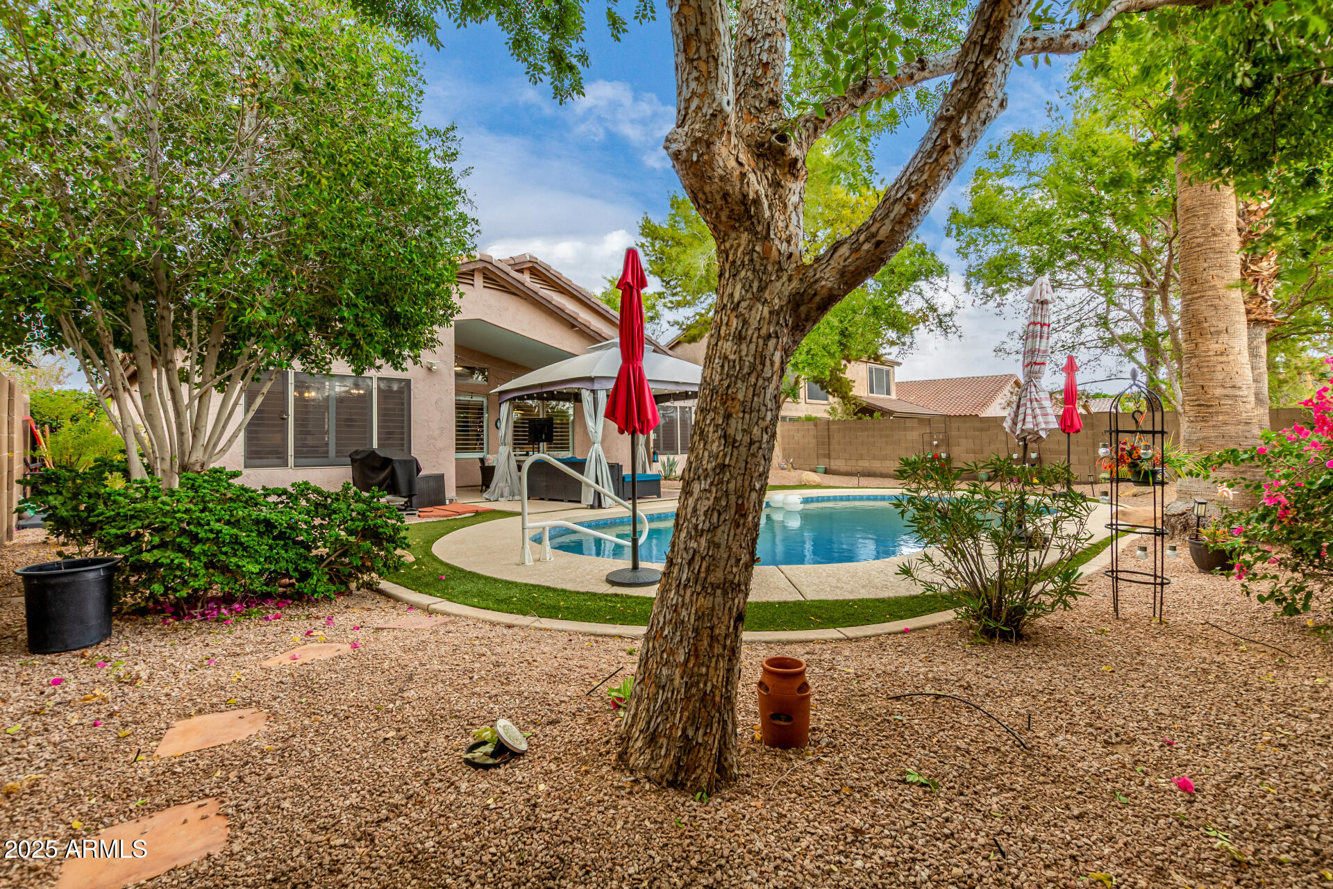 1053 W WASHINGTON Avenue