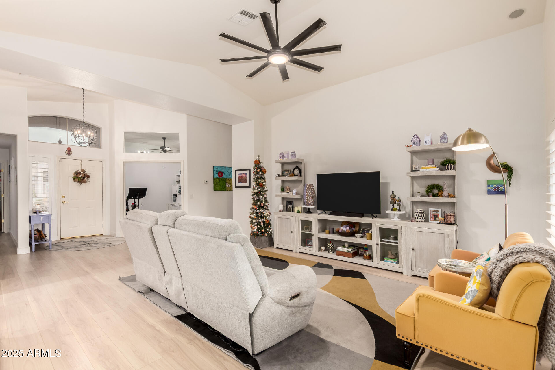 1053 W WASHINGTON Avenue