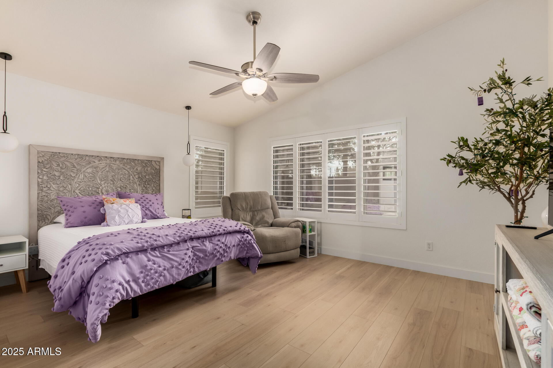 1053 W WASHINGTON Avenue