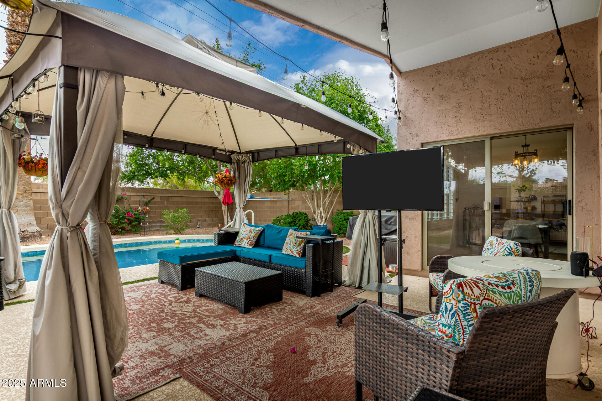 1053 W WASHINGTON Avenue