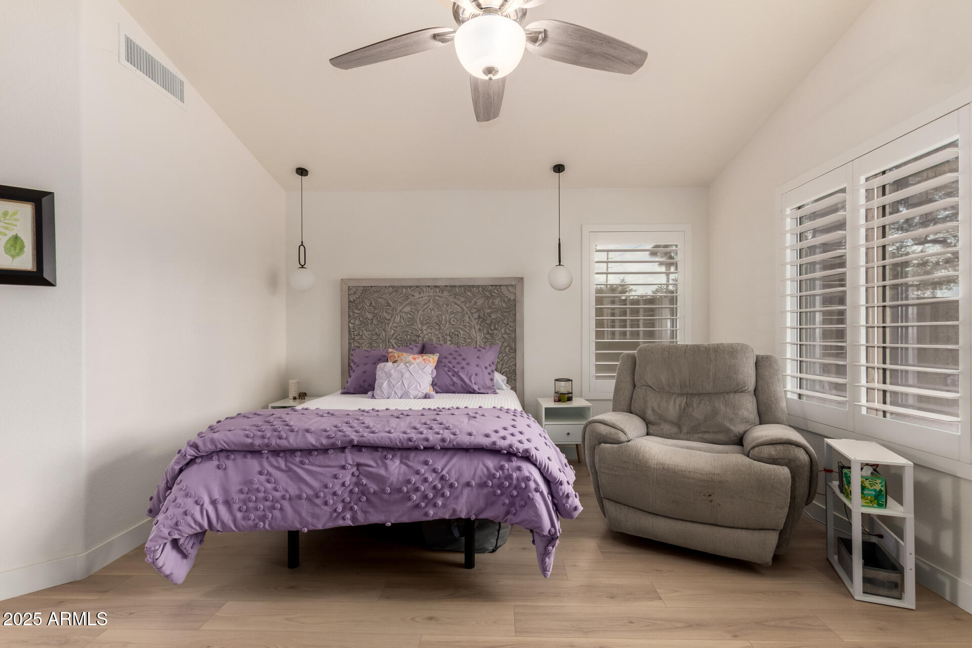 1053 W WASHINGTON Avenue