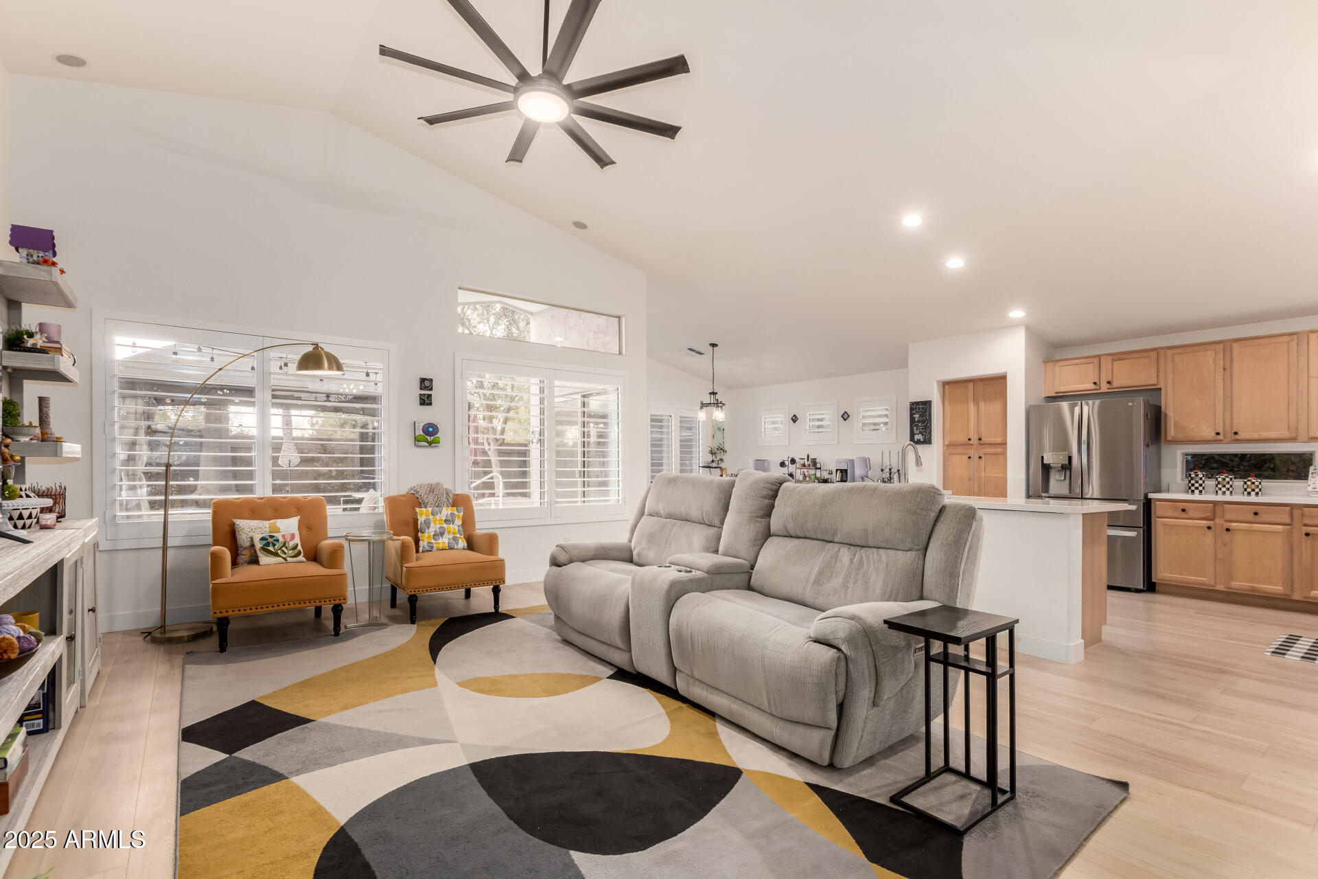 1053 W WASHINGTON Avenue