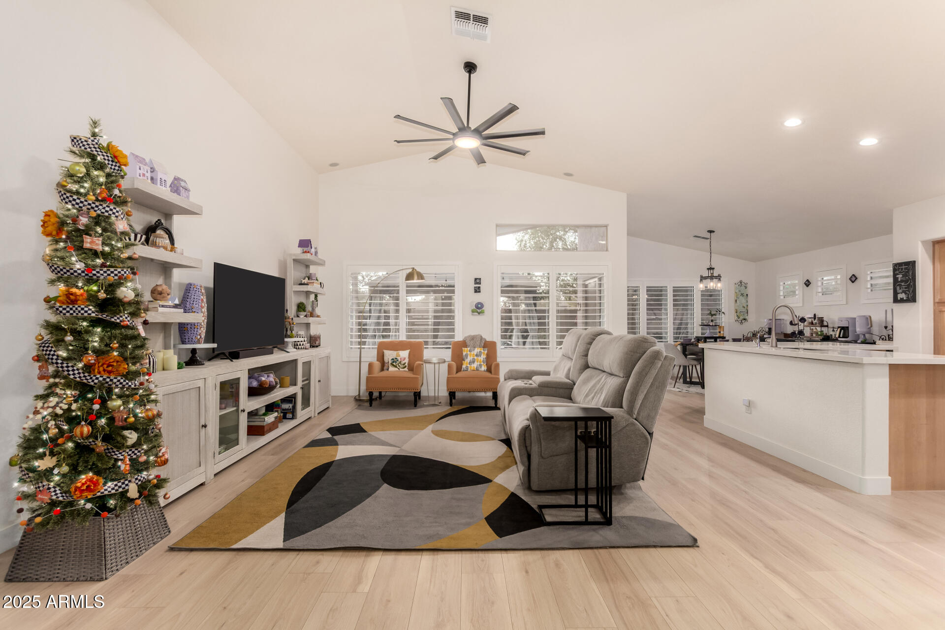 1053 W WASHINGTON Avenue