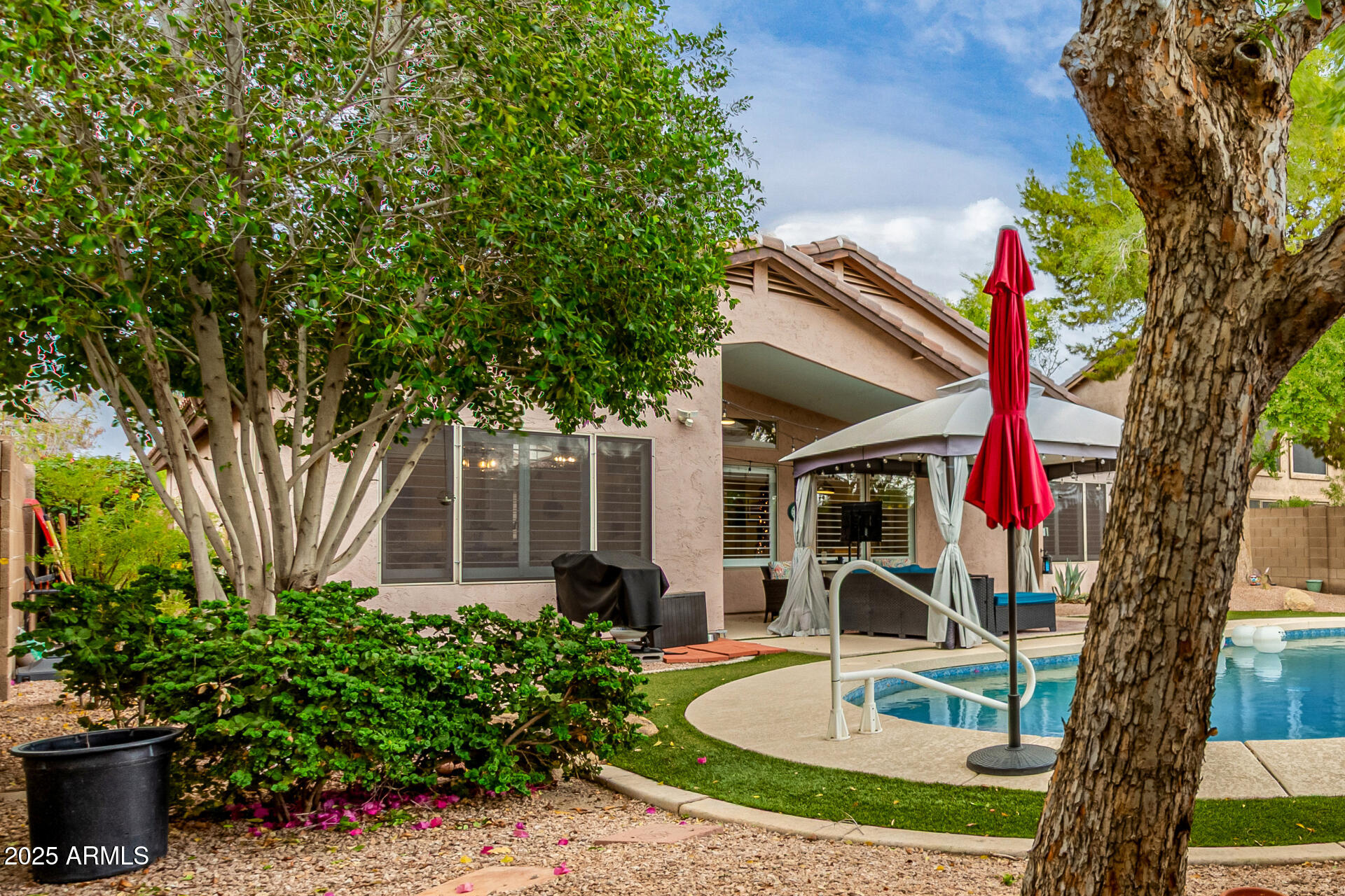 1053 W WASHINGTON Avenue