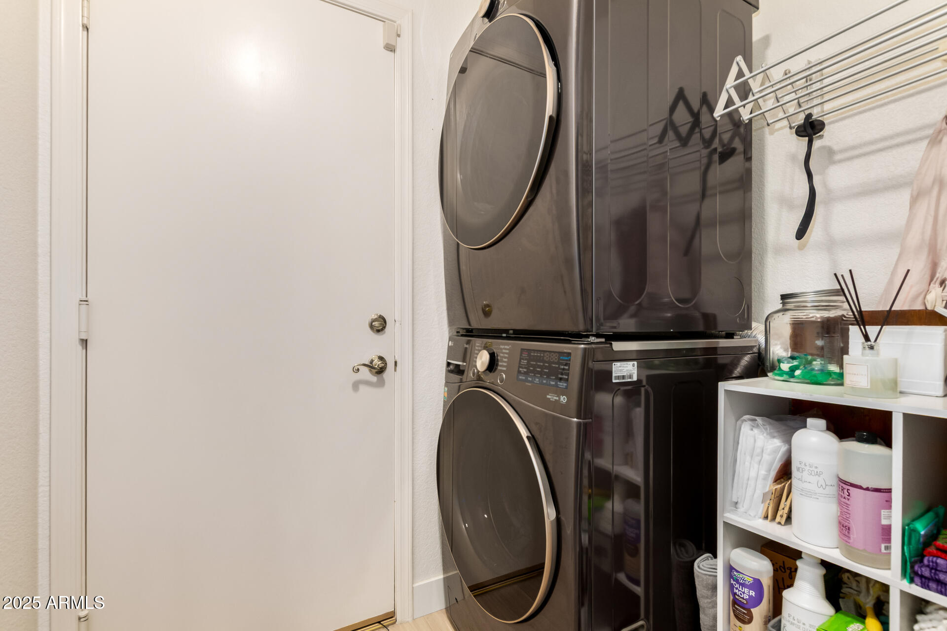 1053 W WASHINGTON Avenue