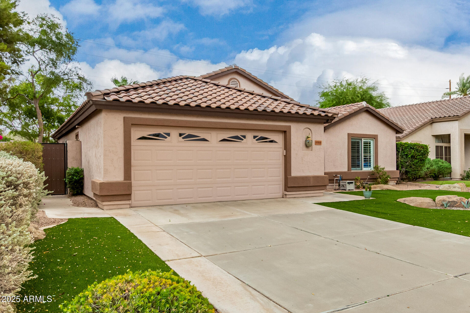 1053 W WASHINGTON Avenue