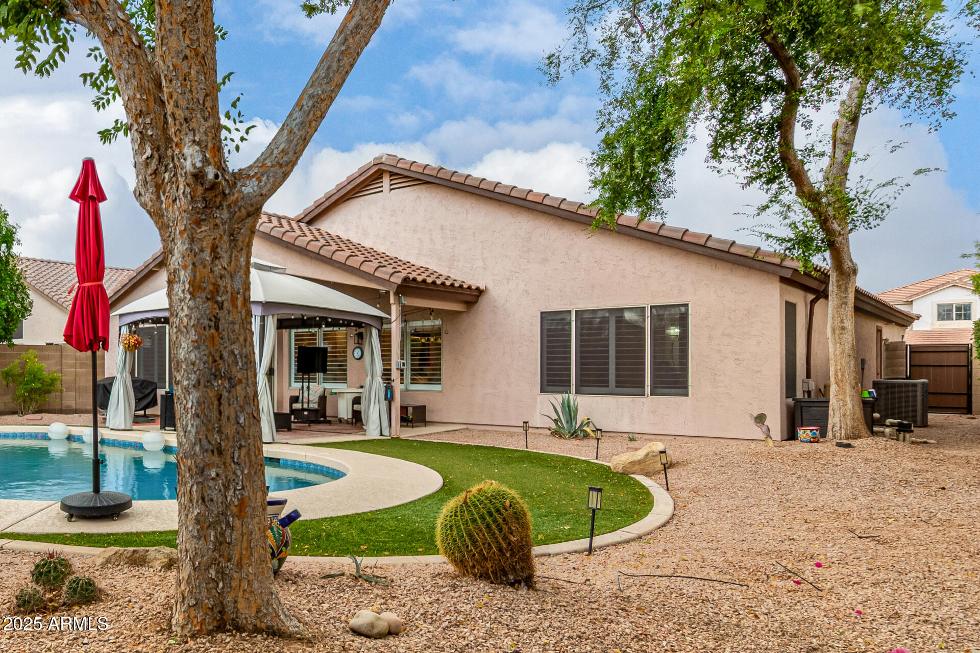 1053 W WASHINGTON Avenue