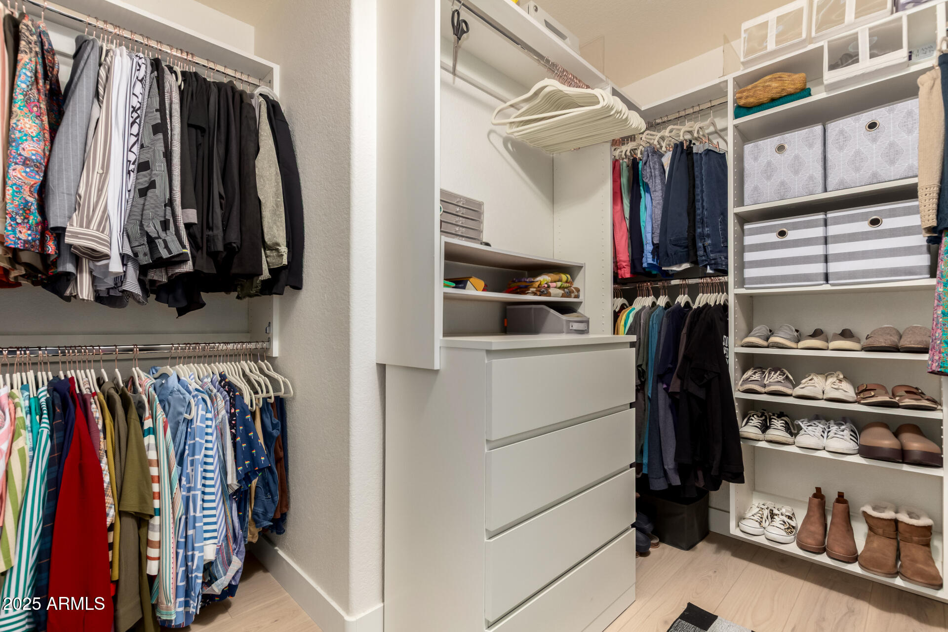 1053 W WASHINGTON Avenue