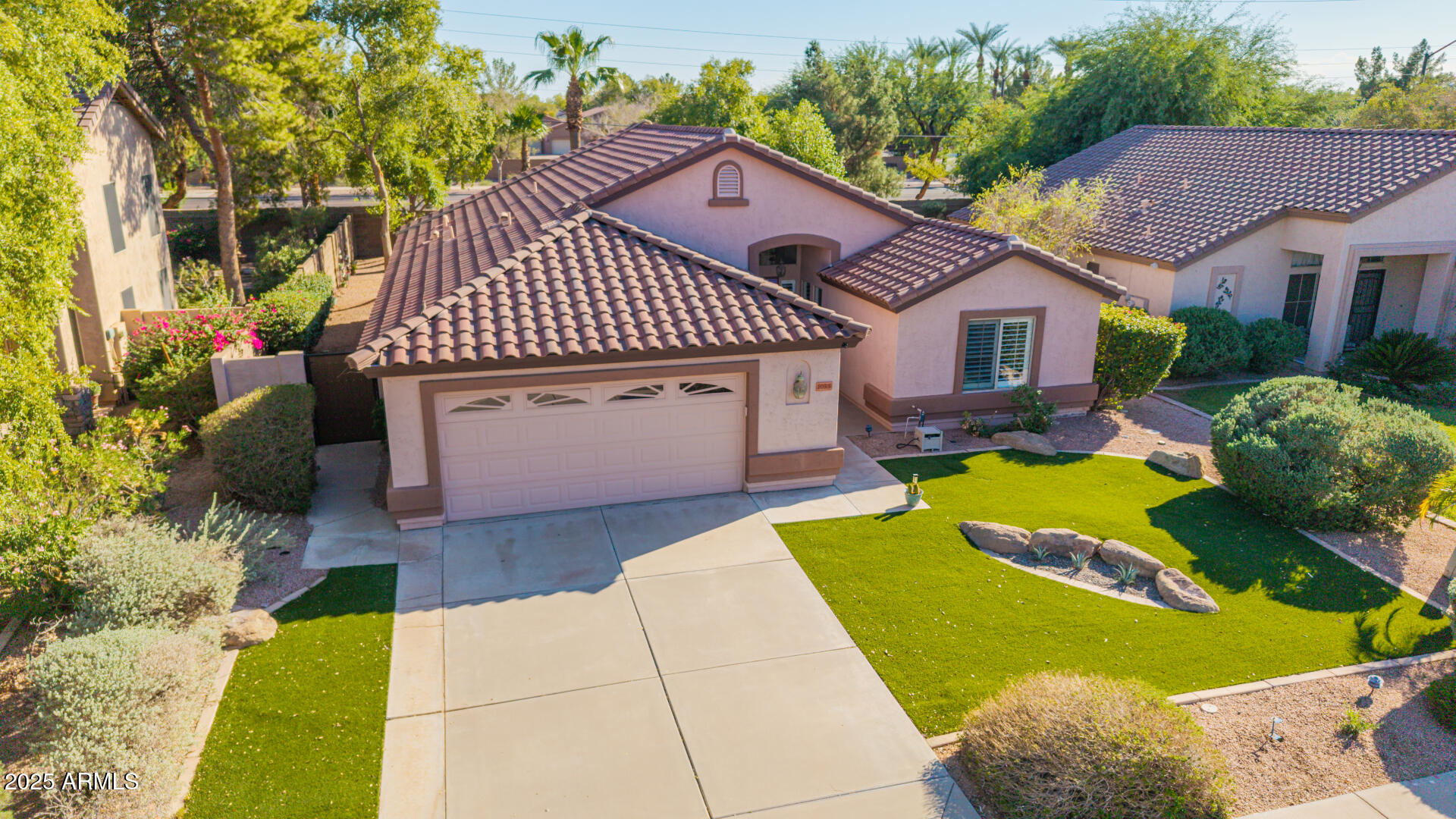 1053 W WASHINGTON Avenue